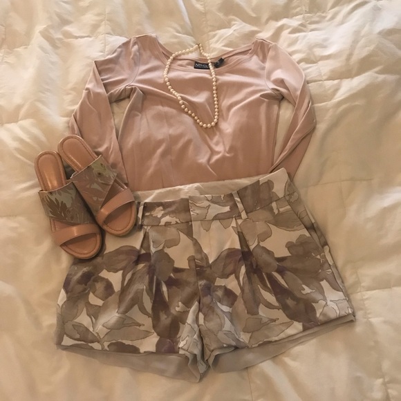 Simply Vera Vera Wang Pants - Simply Vera Dressy shorts size 8 floral w pockets!